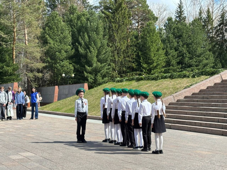 Школьники Томска посадили кедр в честь подвига поколений.